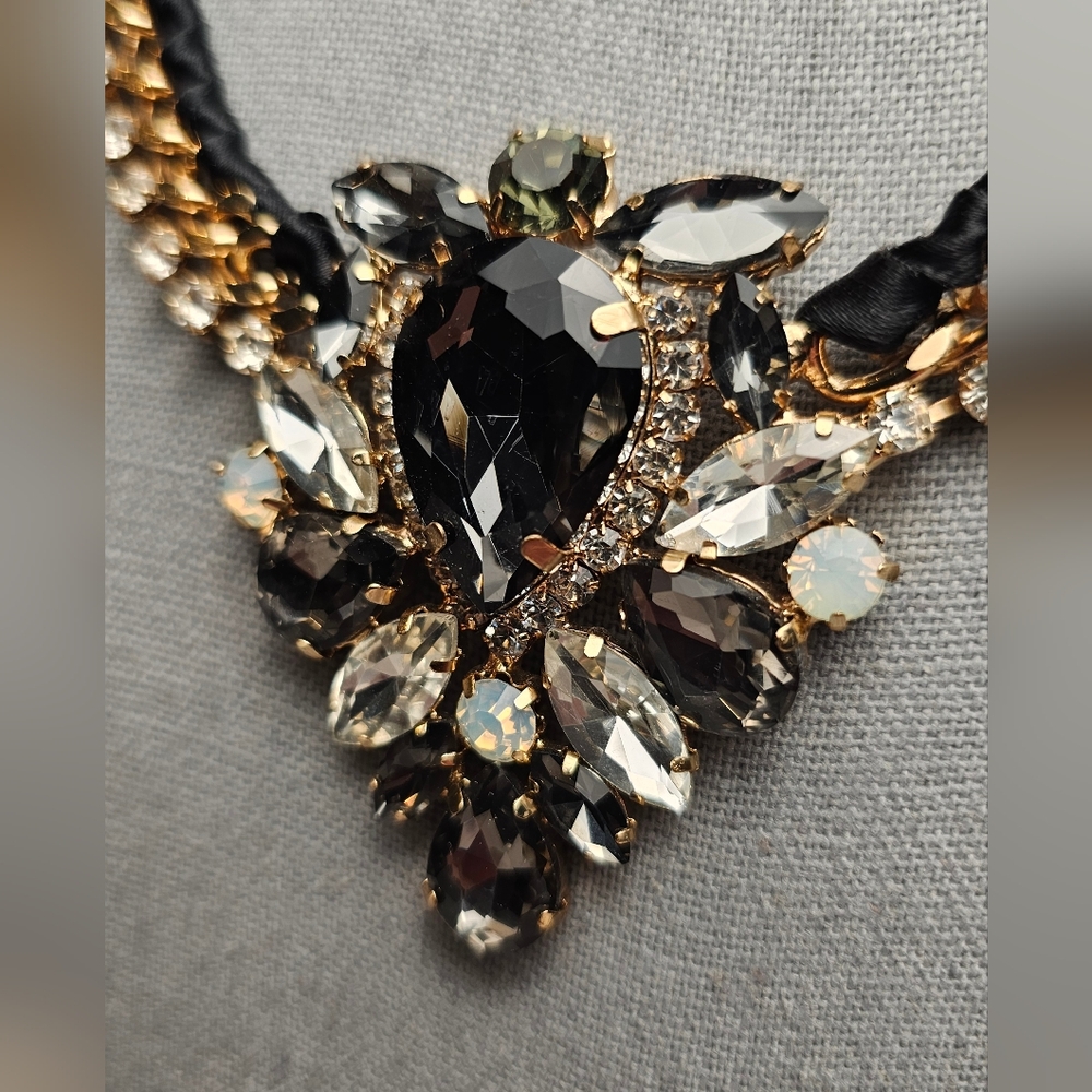 [GUESS] Gold Tone Multi-Color Stones Collar Statement Necklace - Picture 3 of 16